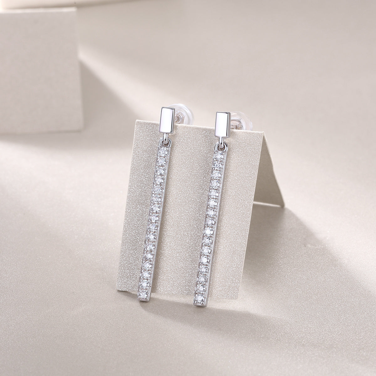 Véla Jumping Diamond Set Moissanite Silver Earrings