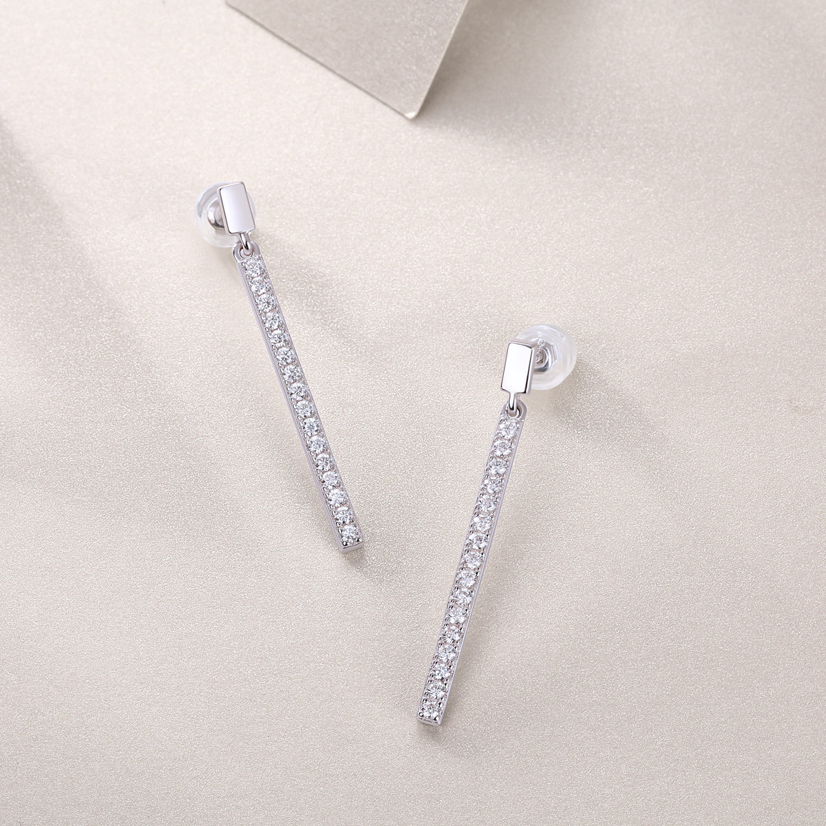 Véla Jumping Diamond Set Moissanite Silver Earrings